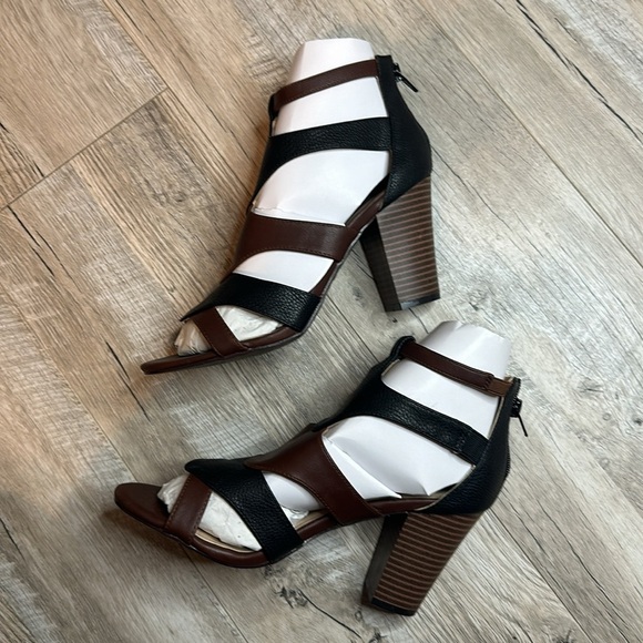 Avon Faux Leather Two Toned Fashion Shoes Heels Pumps NWOT Size 8 - Picture 2 of 6